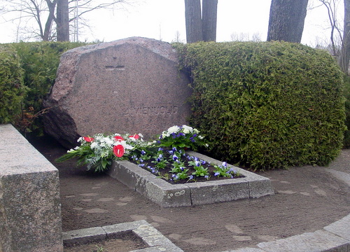 Gruzinų ir anykštėnų gėlės prie A. Vienuolio kapo.
